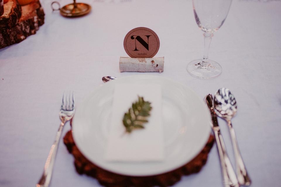 การจัดจานบนโต๊ะผ้าขาว ป้ายตัวอักษร N และใบไม้